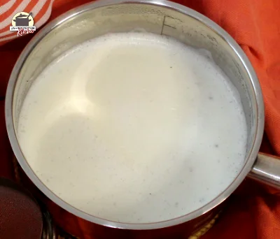 Topf mit frisch gekochtem Reisbrei