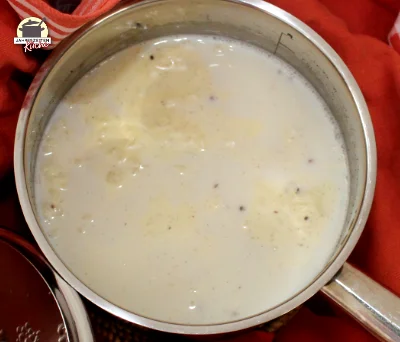 Topf mit gekochtem Reisbrei, der 1,5 Stunden gequollen ist