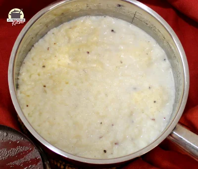 Topf mit gekochtem Reisbrei, der 3,5 Stunden gequollen ist