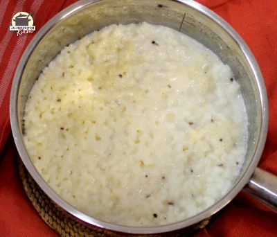 Topf mit gekochtem Reisbrei, der 5 Stunden gequollen ist