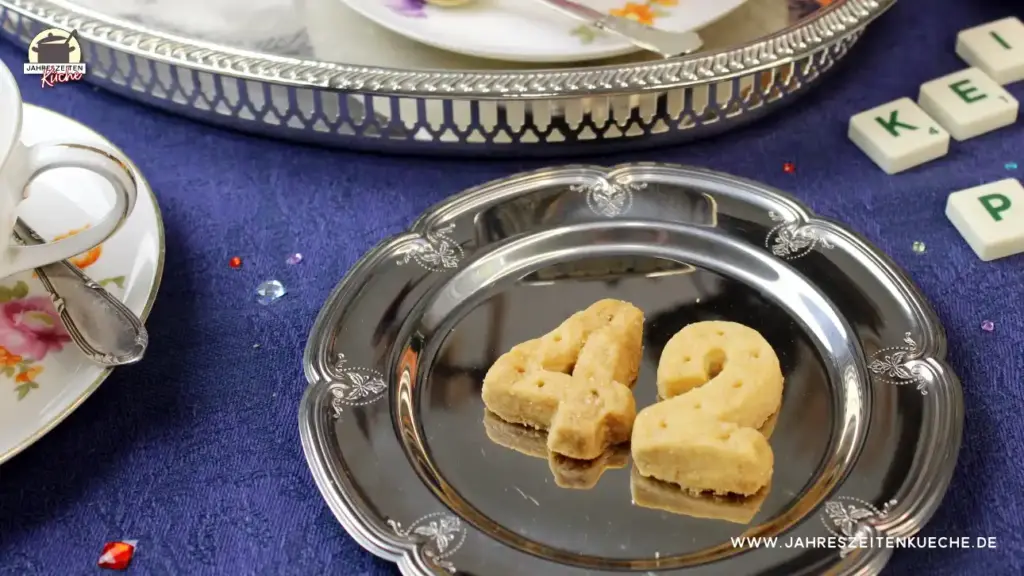 Shortbread in der Form von 42 auf einem silbernen Teller.