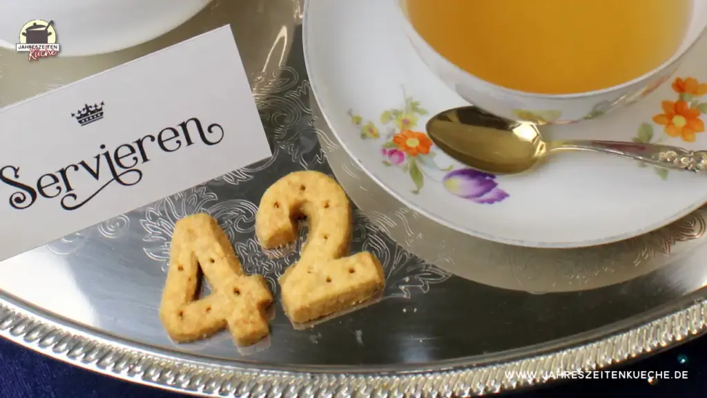 Shortbread in der Form von 42 neben einer Tasse Tee