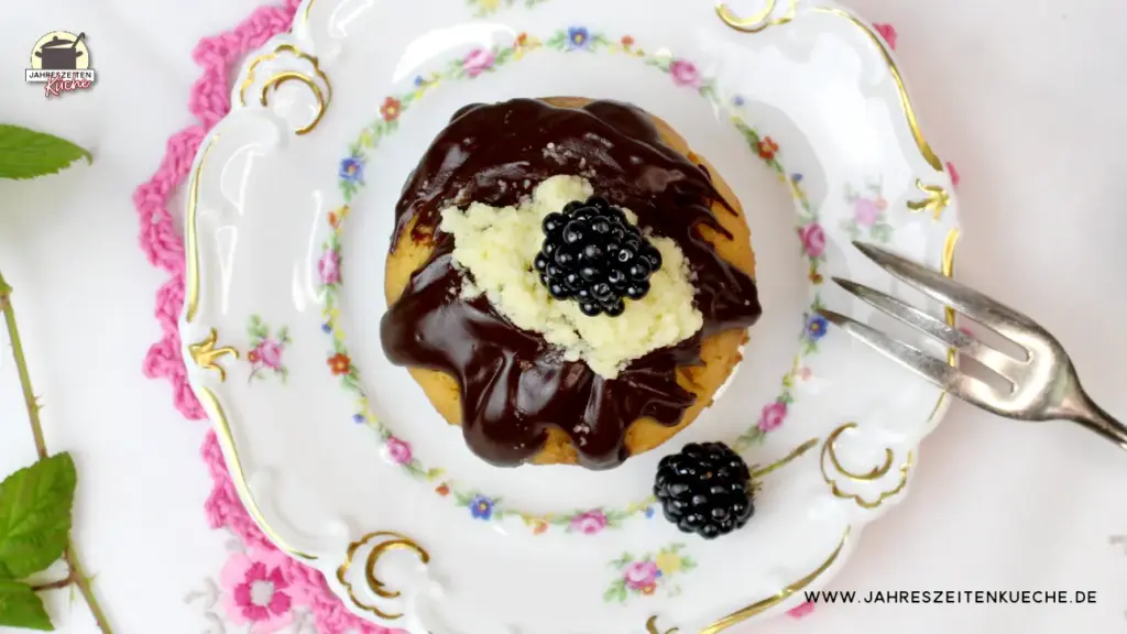 Brombeer-Muffin mit Schokoglasur