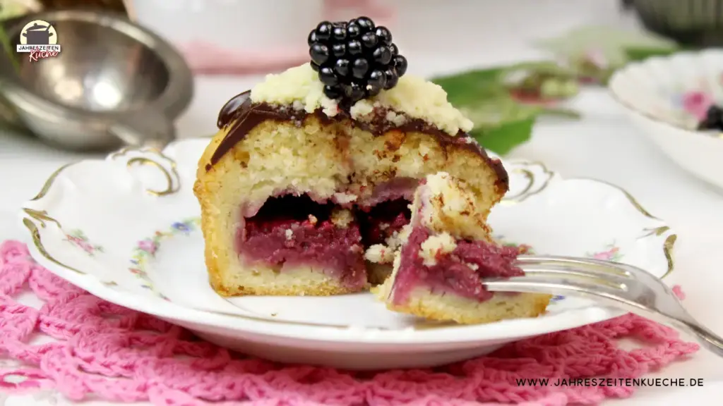 Aufgeschnittener Muffin mit cremiger Brombeer Curd-Füllung