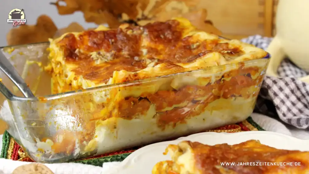 Eine Auflaufform aus Glas mit frisch gebackener Kürbis-Lasagne