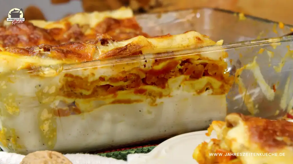 Eine Auflaufform aus Glas mit frisch gebackener Kürbis-Lasagne