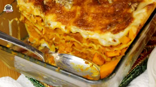 Eine Auflaufform aus Glas mit frisch gebackener Kürbis-Lasagne